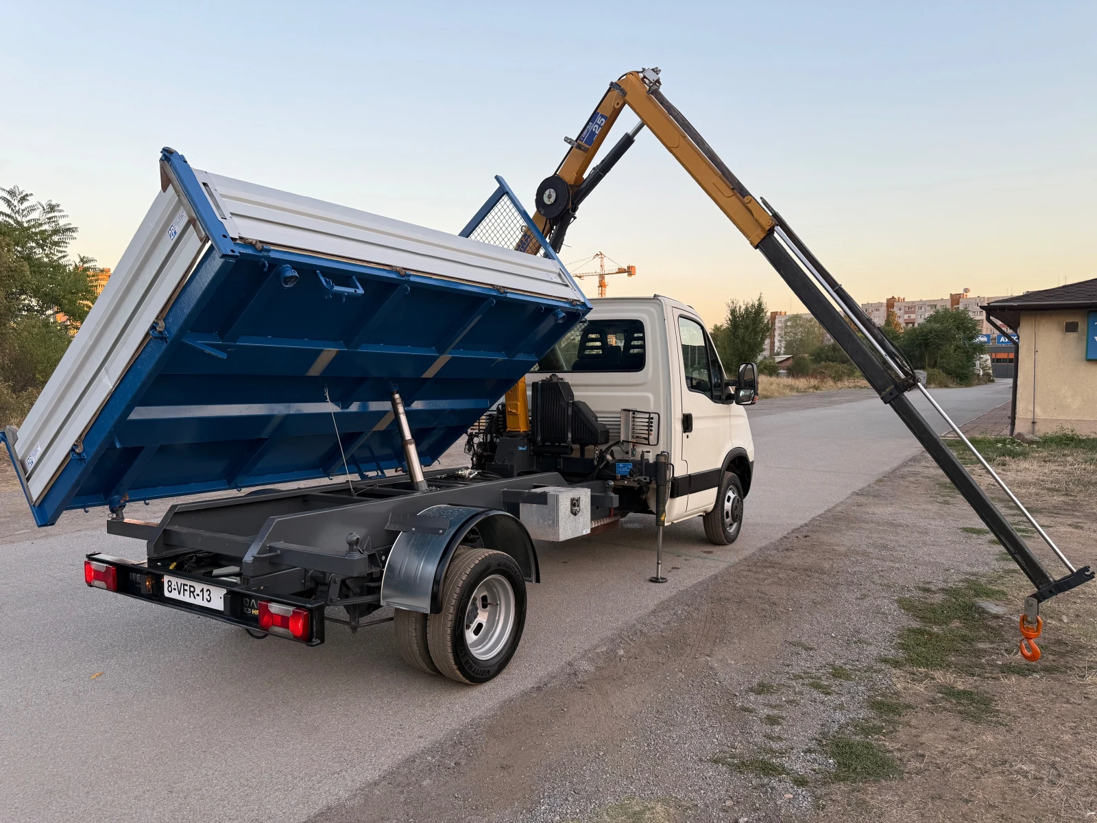 Iveco 35c13 3-стр самосвал с кран - изображение 10