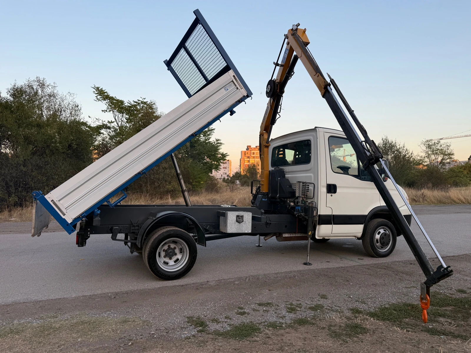 Iveco 35c13 3-стр самосвал с кран - изображение 6