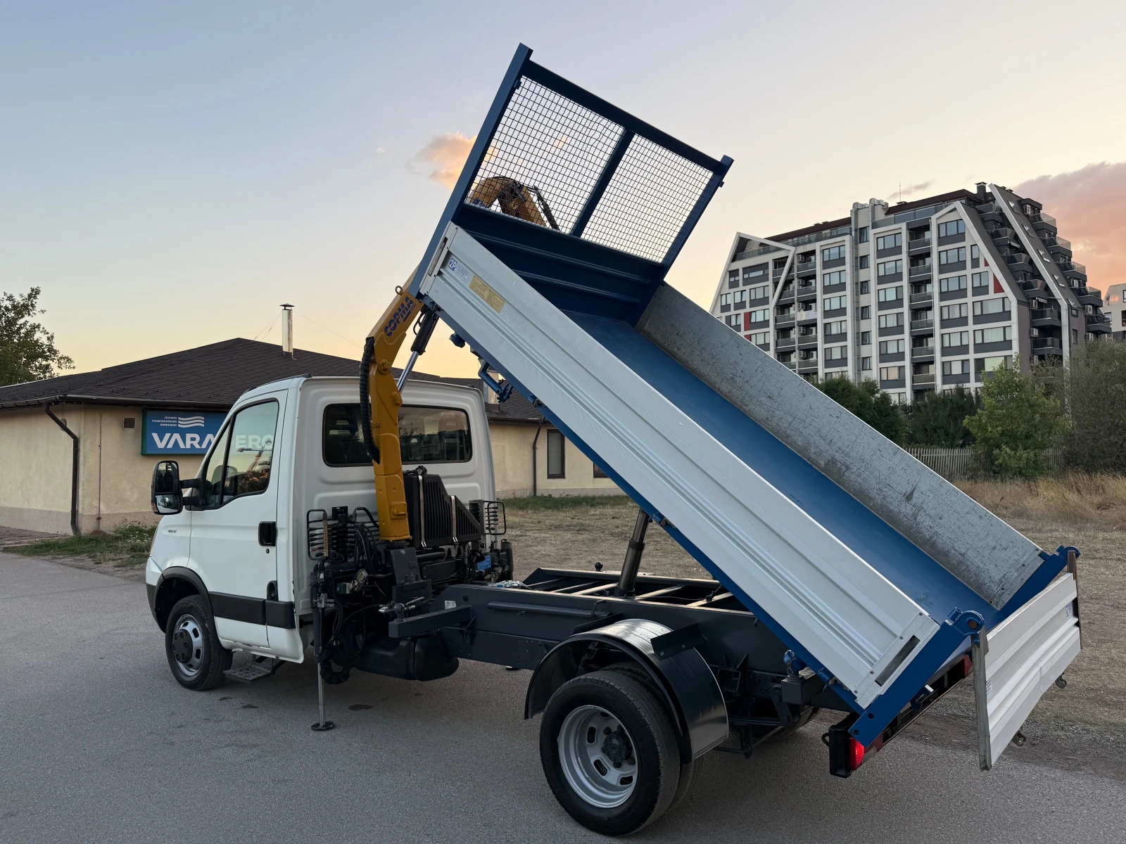 Iveco 35c13 3-стр самосвал с кран - изображение 7