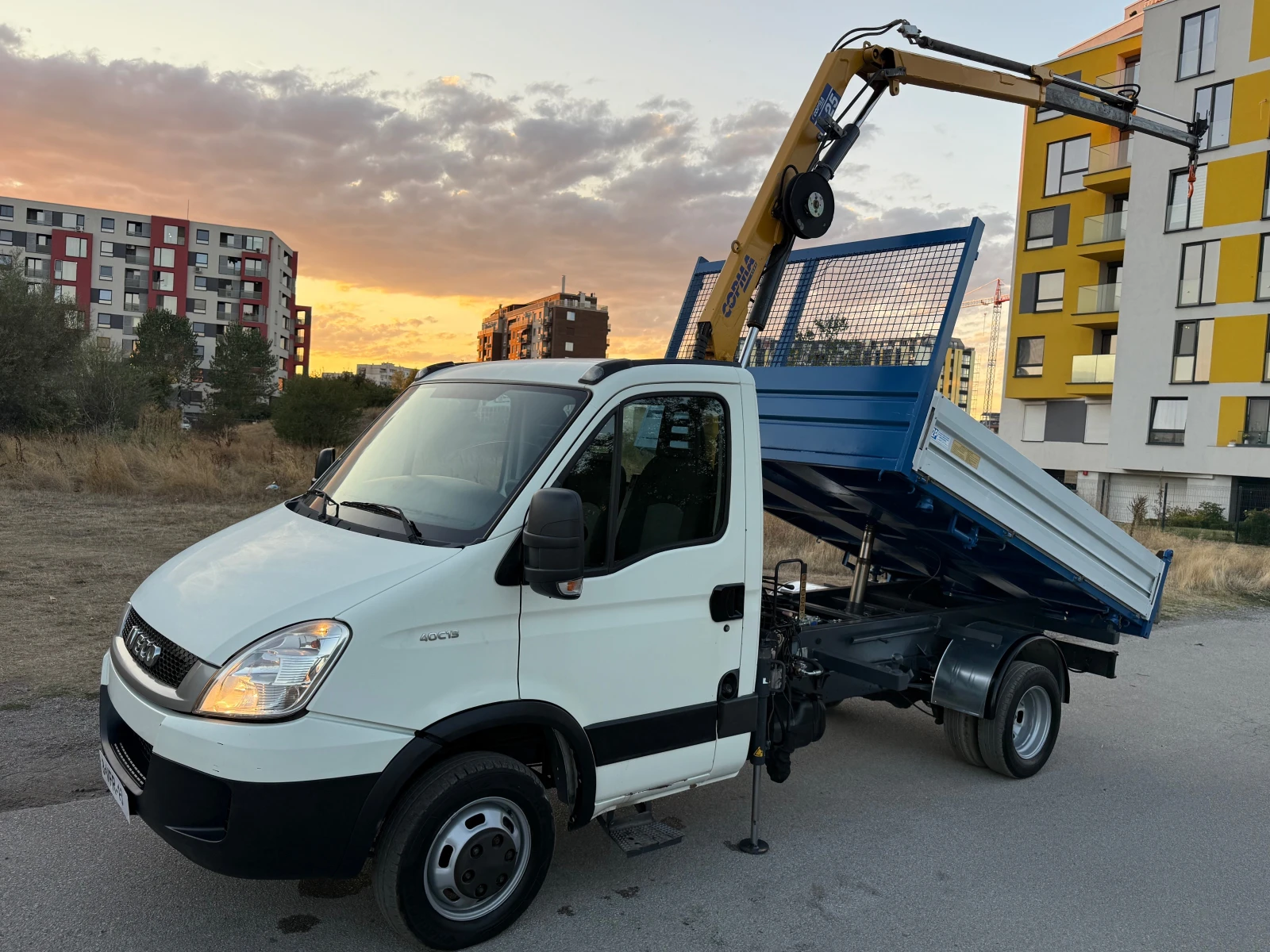 Iveco 35c13 3-стр самосвал с кран - изображение 3