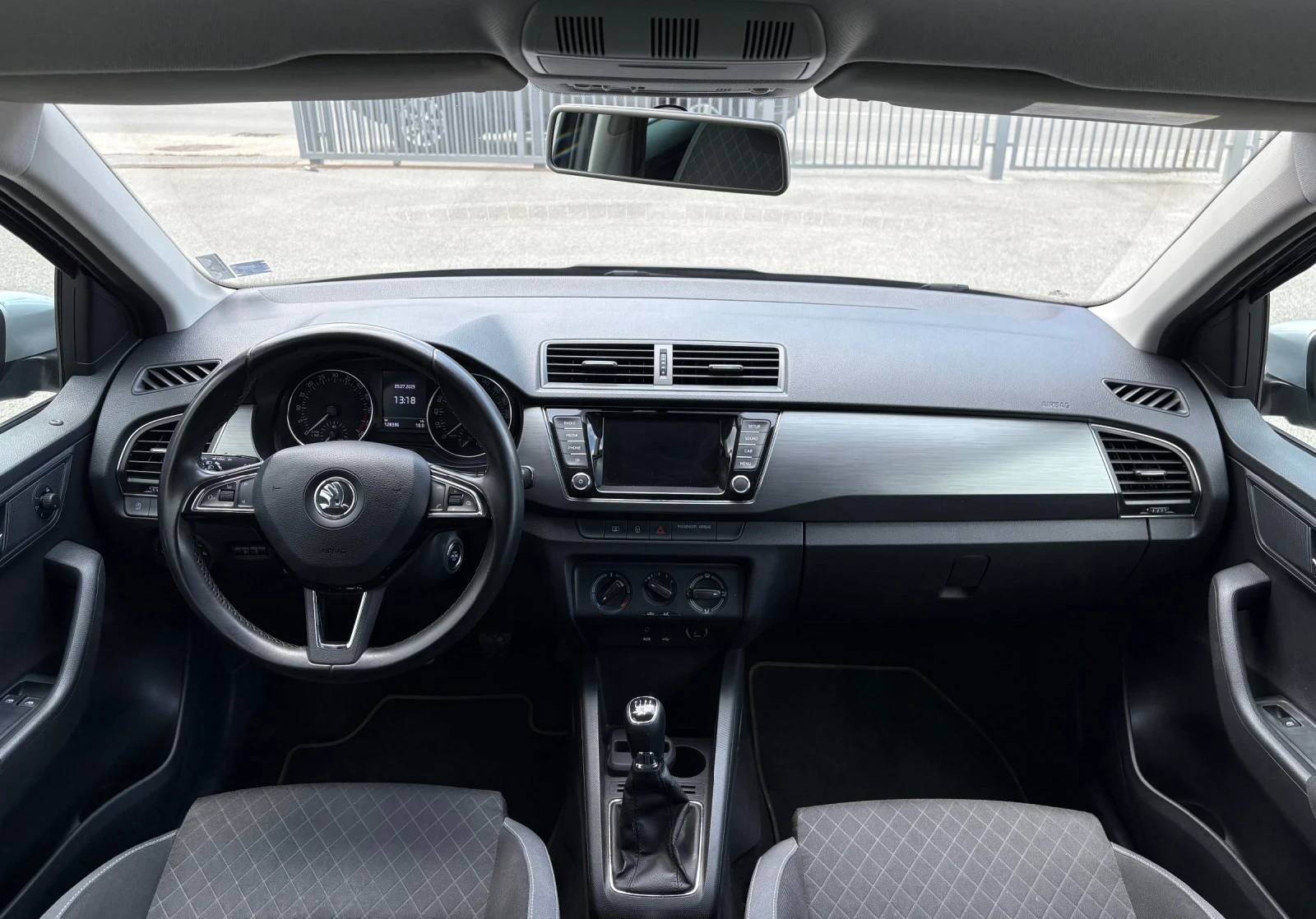 Skoda Fabia 1.4TDI, KEYLESS, DISTRONIC, РЕГИСТРИРАН, ПЕРФЕКТЕН - изображение 9