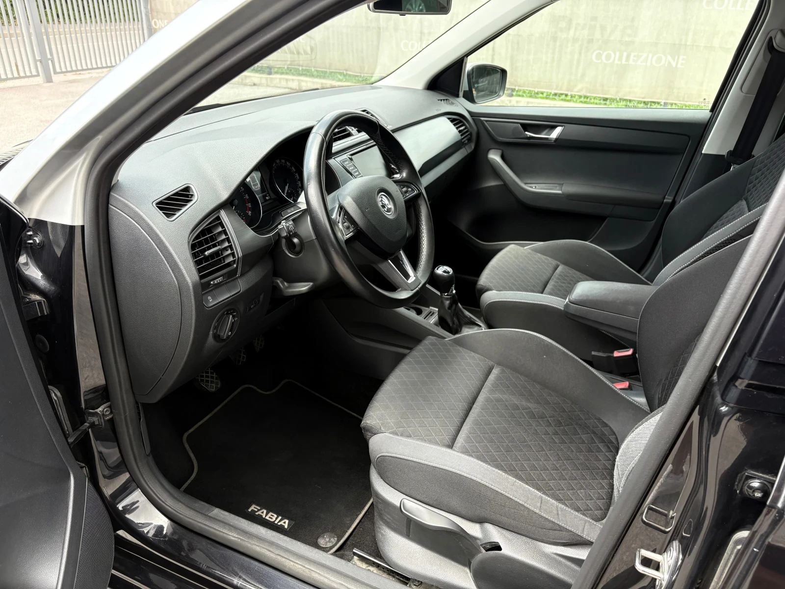 Skoda Fabia 1.4TDI, KEYLESS, DISTRONIC, РЕГИСТРИРАН, ПЕРФЕКТЕН - изображение 8