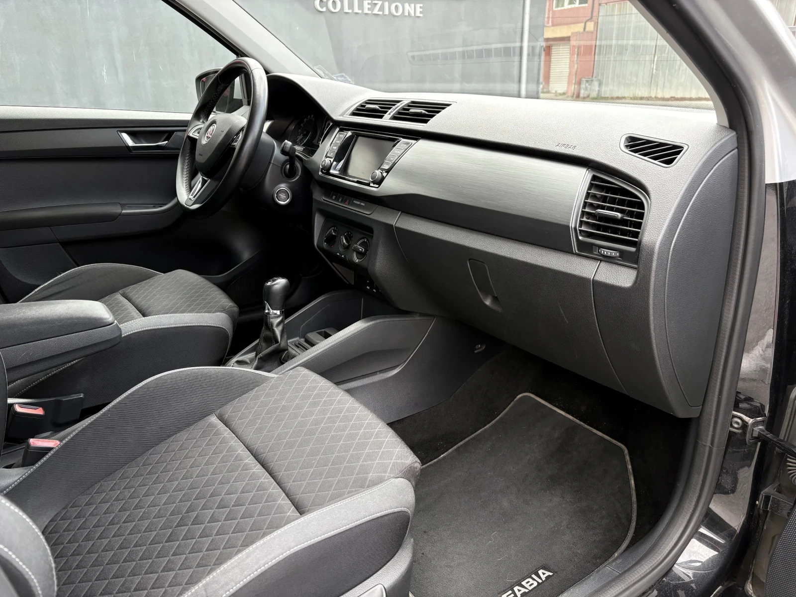 Skoda Fabia 1.4TDI, KEYLESS, DISTRONIC, РЕГИСТРИРАН, ПЕРФЕКТЕН - изображение 10
