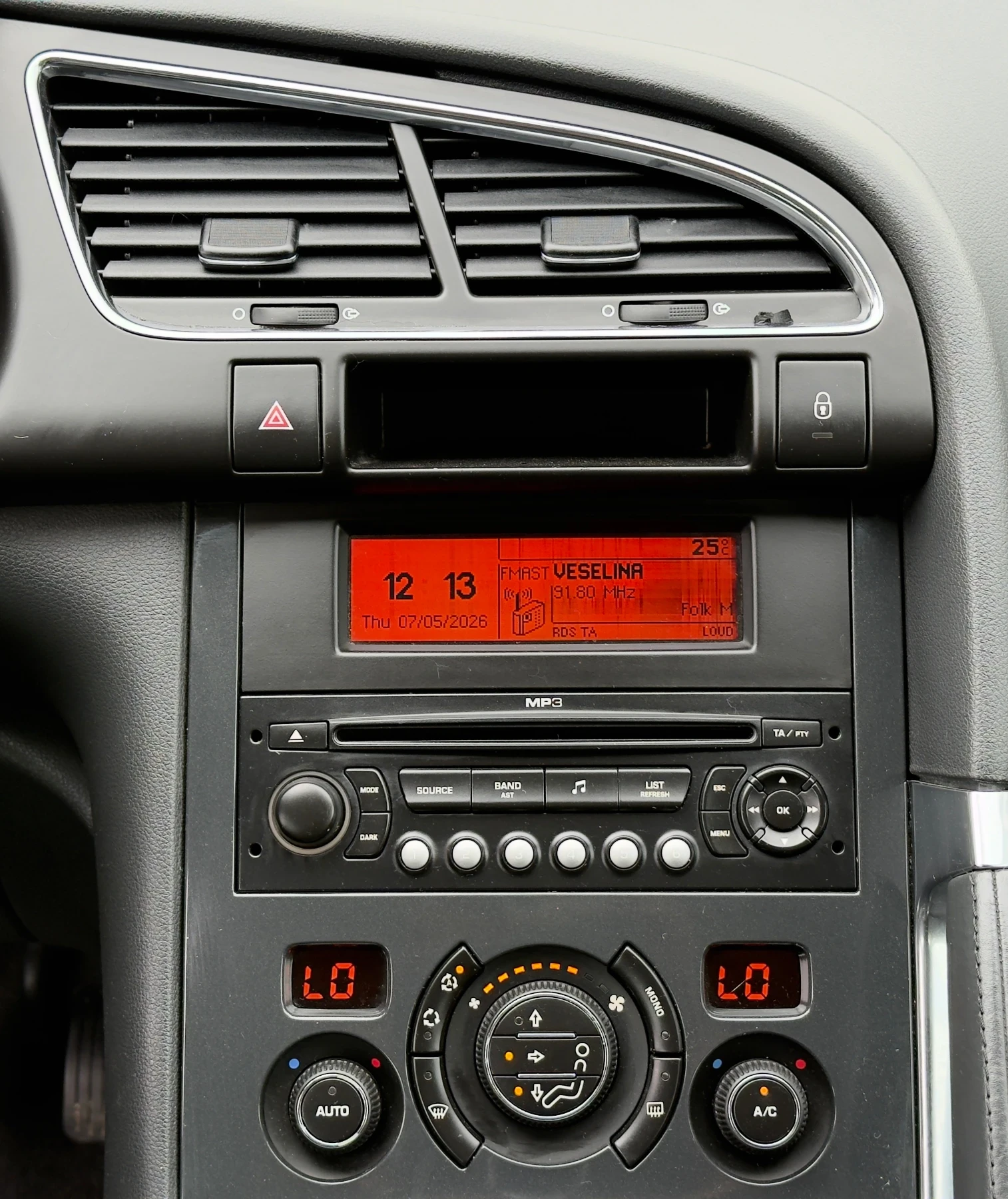 Peugeot 3008 1.6HDi ИТАЛИЯ, снимка 13 - Автомобили и джипове - 54477335