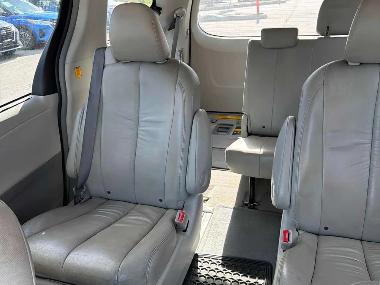 Toyota Sienna * XLE * АВТОКРЕДИТ БЕЗ ПЪРВОНАЧАЛНА ВНОСКА* , снимка 10 - Автомобили и джипове - 54952353