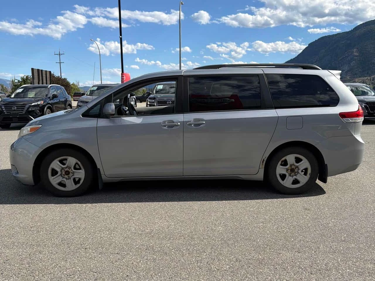Toyota Sienna * XLE * АВТОКРЕДИТ БЕЗ ПЪРВОНАЧАЛНА ВНОСКА* , снимка 2 - Автомобили и джипове - 54952353
