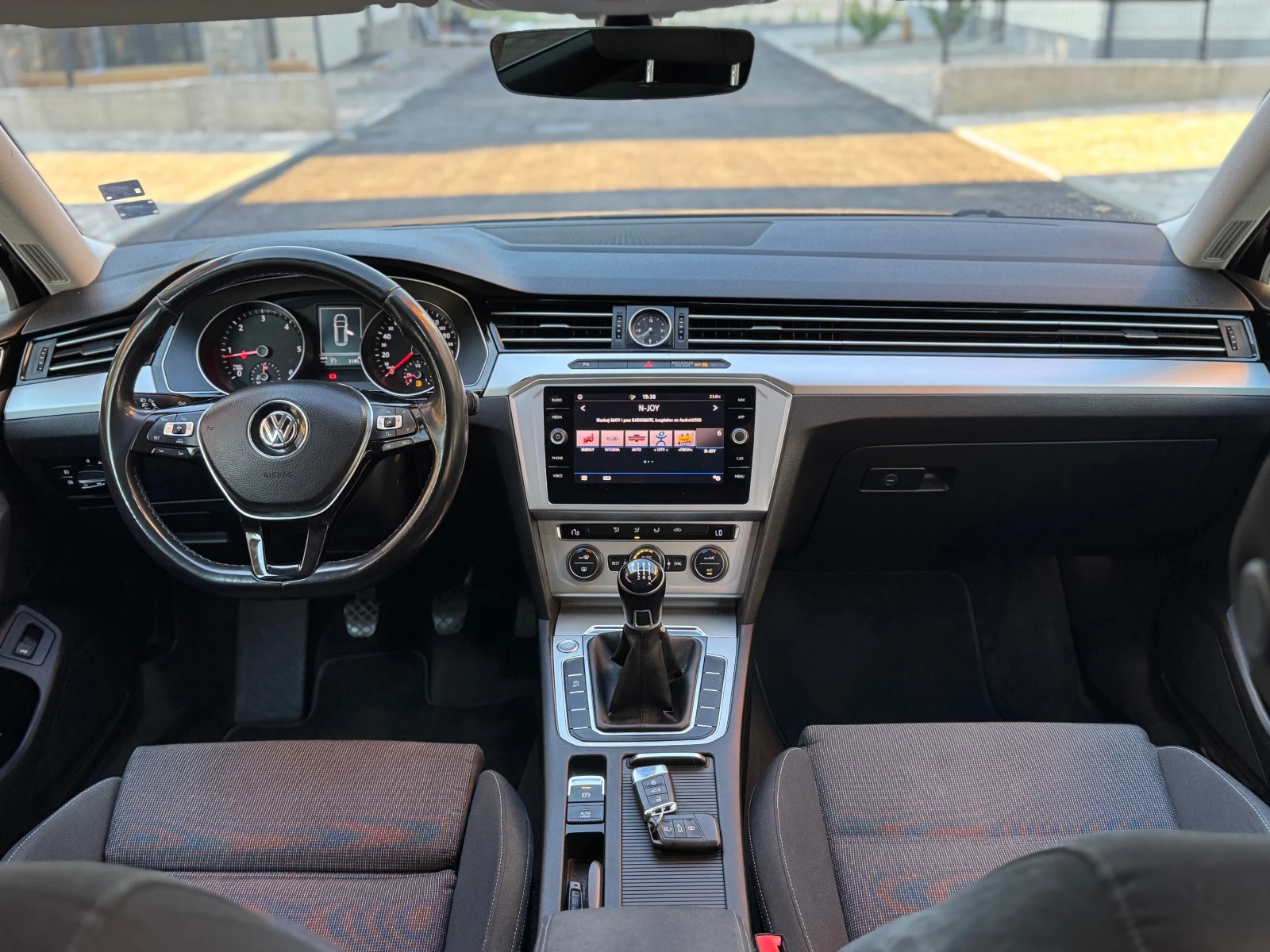 VW Passat 1.6TDI* ЕВРО6* РЪЧКА* Уникат* , снимка 11 - Автомобили и джипове - 55252253