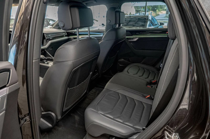VW Touareg 4.0TDI/Rline/Обдухване/Камера/4Motion/Амбиент, снимка 8 - Автомобили и джипове - 51499840
