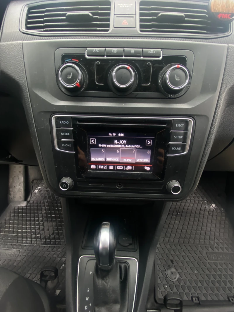 VW Caddy Автоматик, снимка 15 - Автомобили и джипове - 53030763