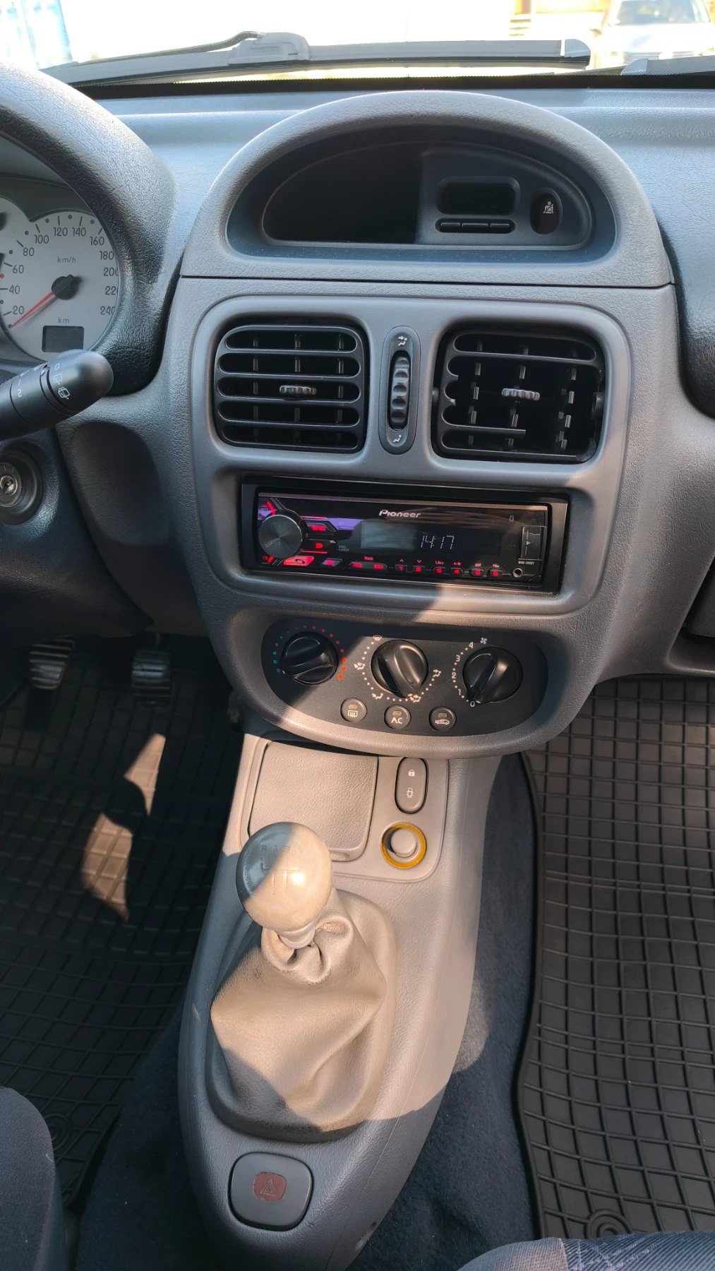 Renault Clio, снимка 15 - Автомобили и джипове - 53852383