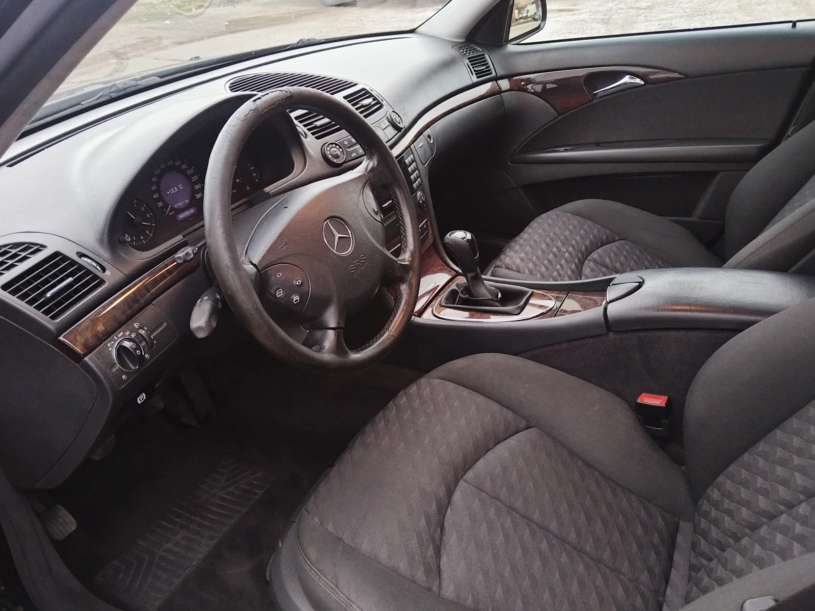 Mercedes-Benz E 220, снимка 12 - Автомобили и джипове - 54058959