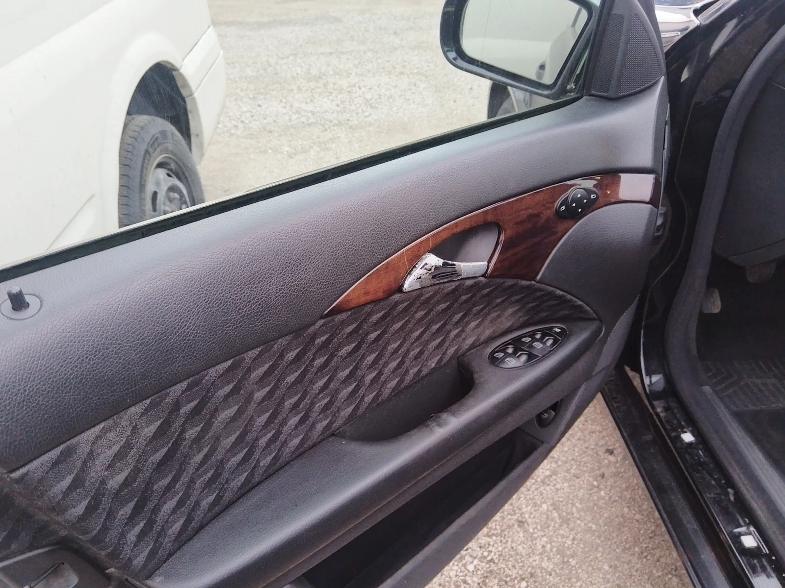 Mercedes-Benz E 220, снимка 13 - Автомобили и джипове - 54058959