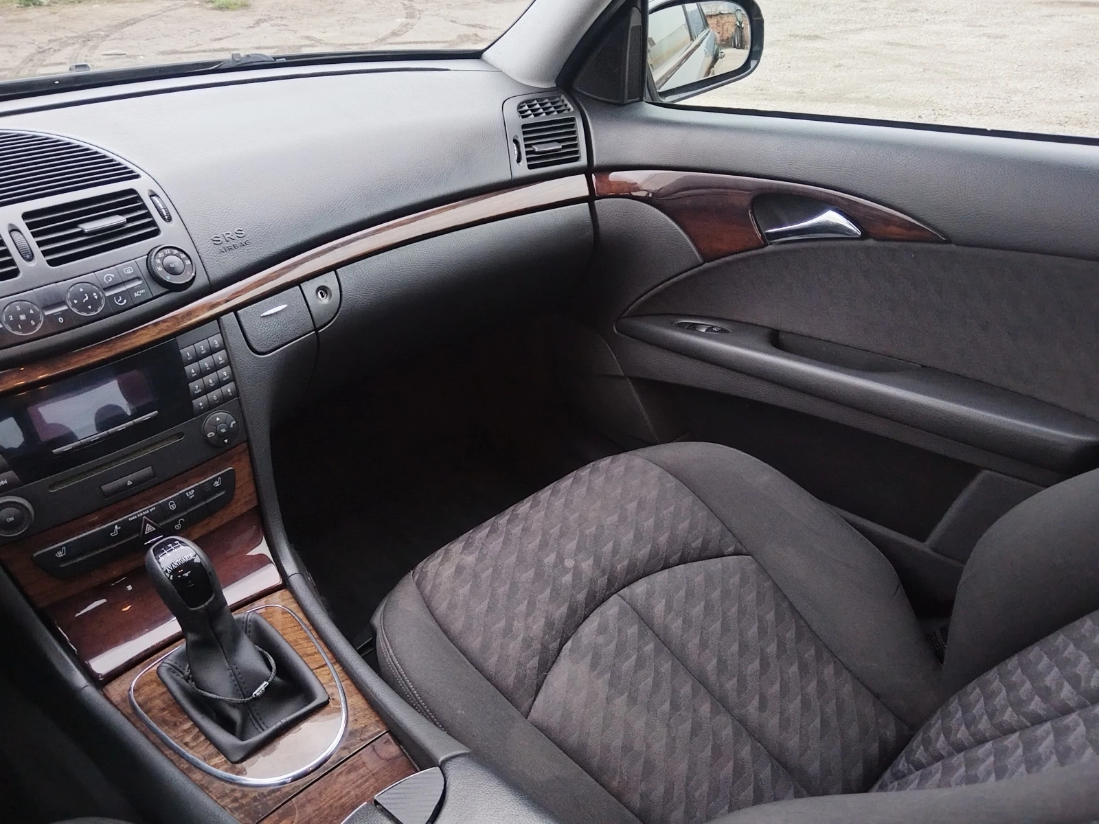 Mercedes-Benz E 220, снимка 11 - Автомобили и джипове - 54058959