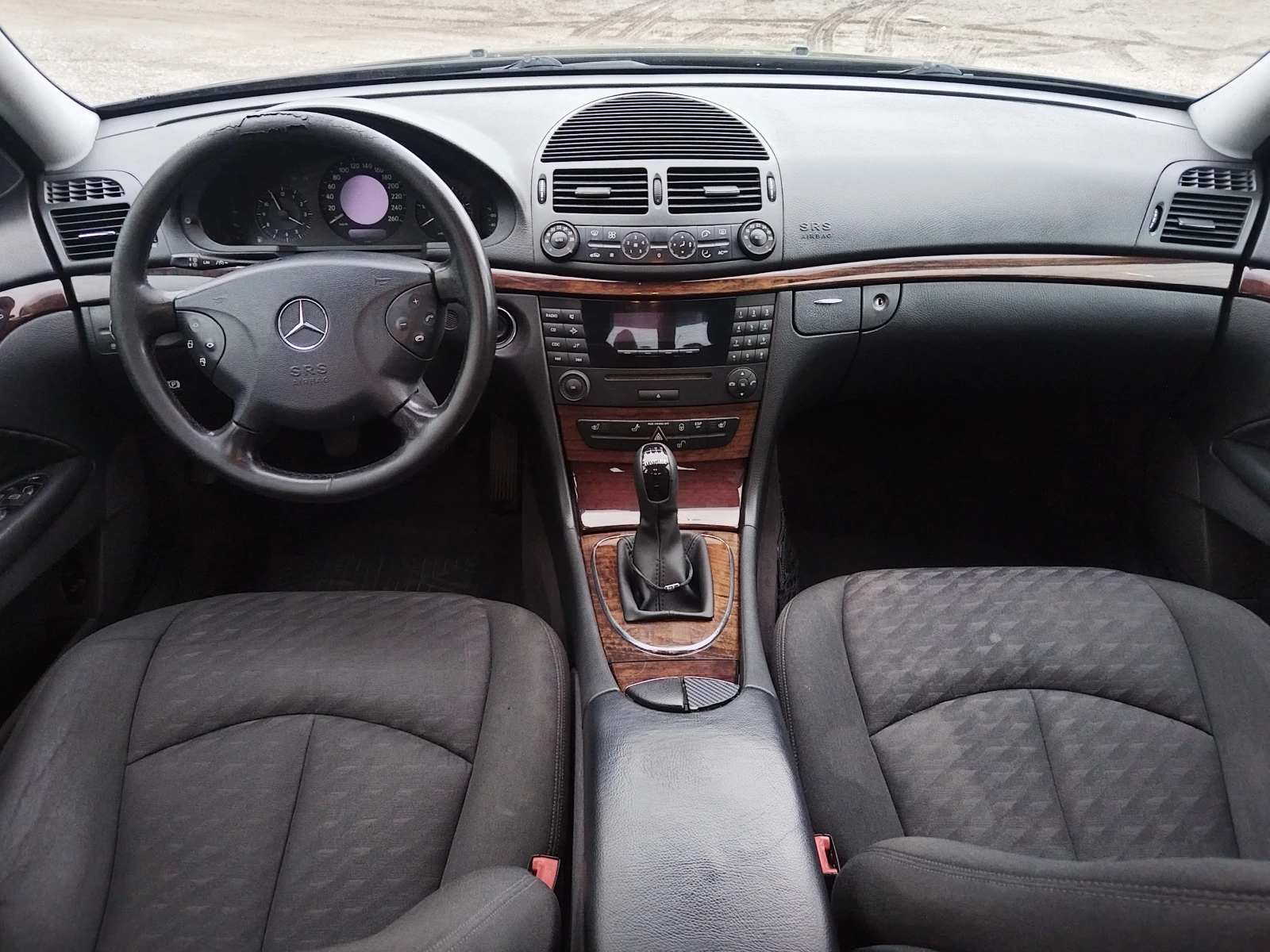 Mercedes-Benz E 220, снимка 9 - Автомобили и джипове - 54058959