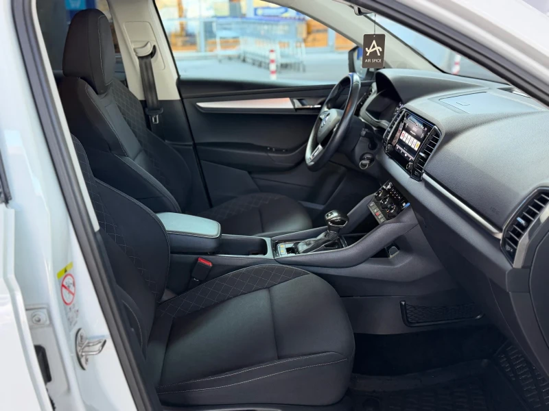 Skoda Karoq Обслужена! Всичко платено + каско!, снимка 8 - Автомобили и джипове - 53584630