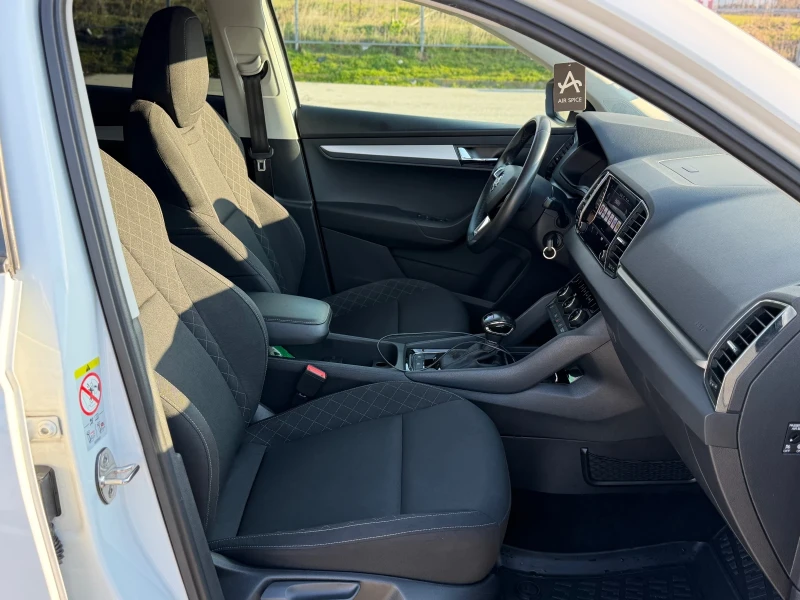 Skoda Karoq Обслужена! Всичко платено + каско!, снимка 12 - Автомобили и джипове - 53584630