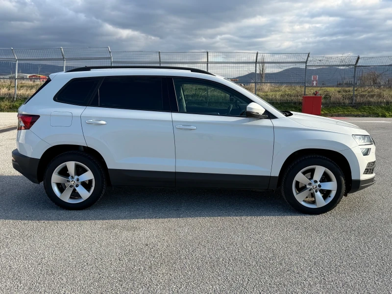 Skoda Karoq Обслужена! Всичко платено + каско!, снимка 2 - Автомобили и джипове - 53584630