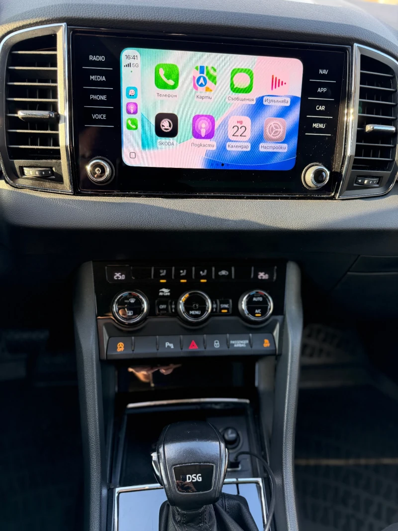 Skoda Karoq Обслужена! Всичко платено + каско!, снимка 16 - Автомобили и джипове - 53584630