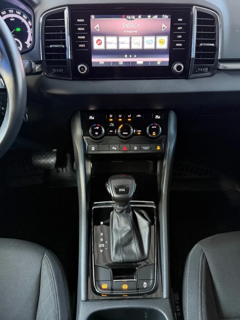 Skoda Karoq Обслужена! Всичко платено + каско!, снимка 10 - Автомобили и джипове - 53584630