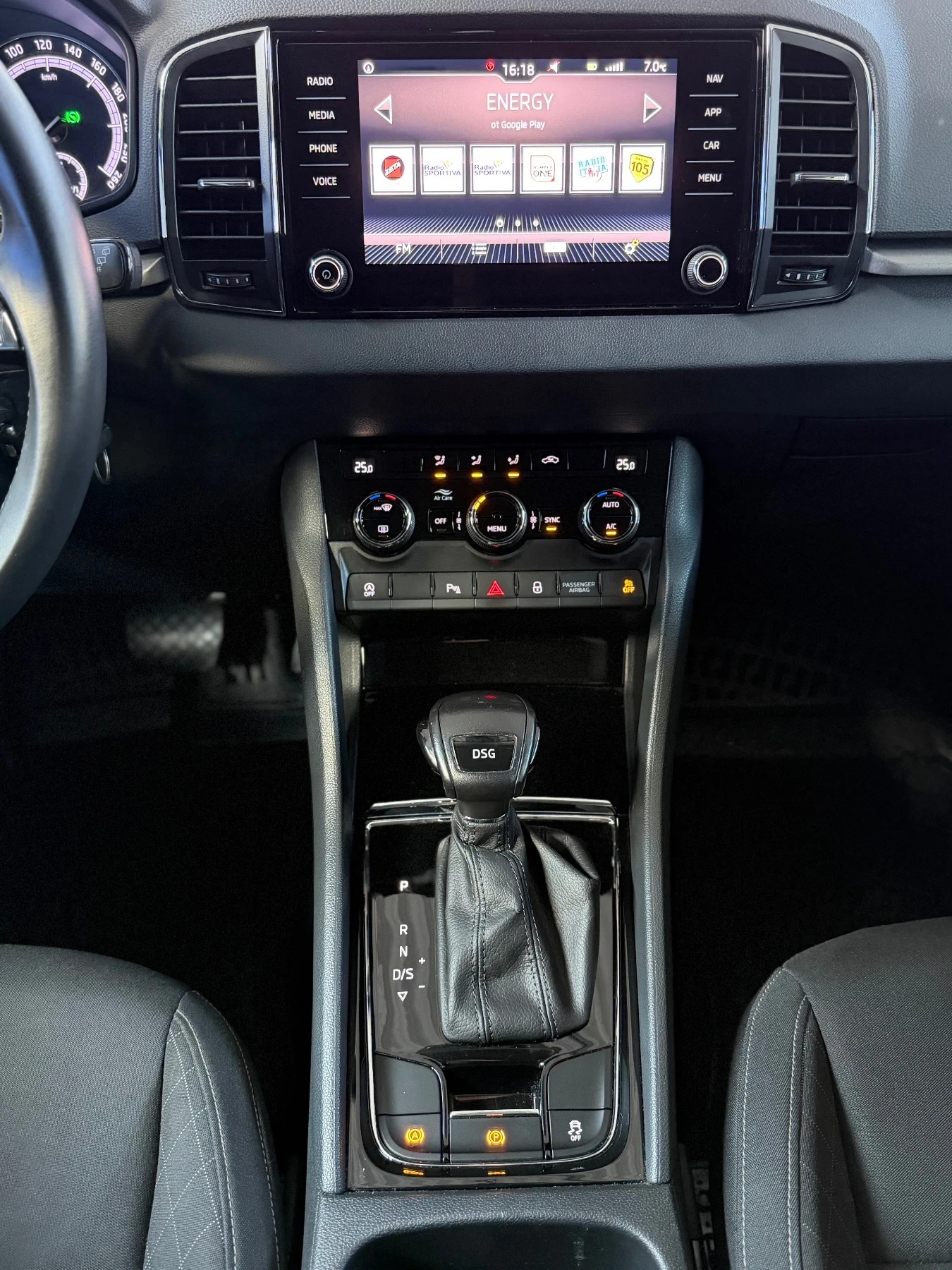 Skoda Karoq Обслужена! Всичко платено + каско!, снимка 8 - Автомобили и джипове - 53584630