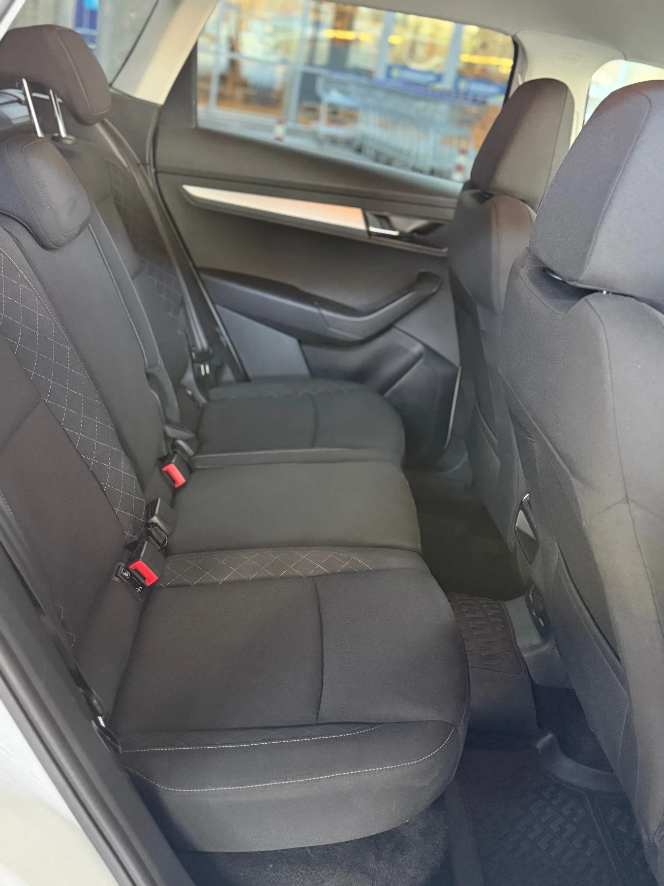 Skoda Karoq Обслужена! Всичко платено + каско!, снимка 12 - Автомобили и джипове - 53584630