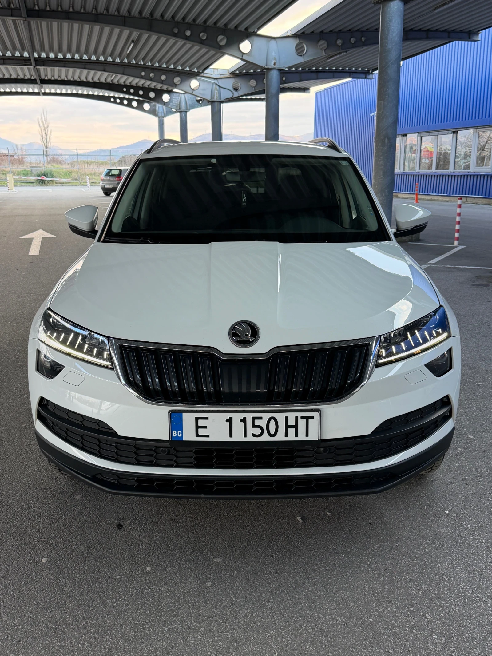 Skoda Karoq Обслужена! Всичко платено + каско!, снимка 2 - Автомобили и джипове - 53584630