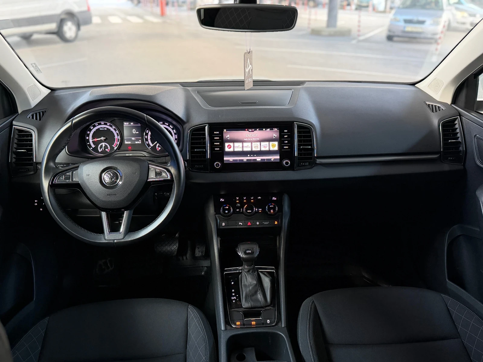 Skoda Karoq Обслужена! Всичко платено + каско! - изображение 9