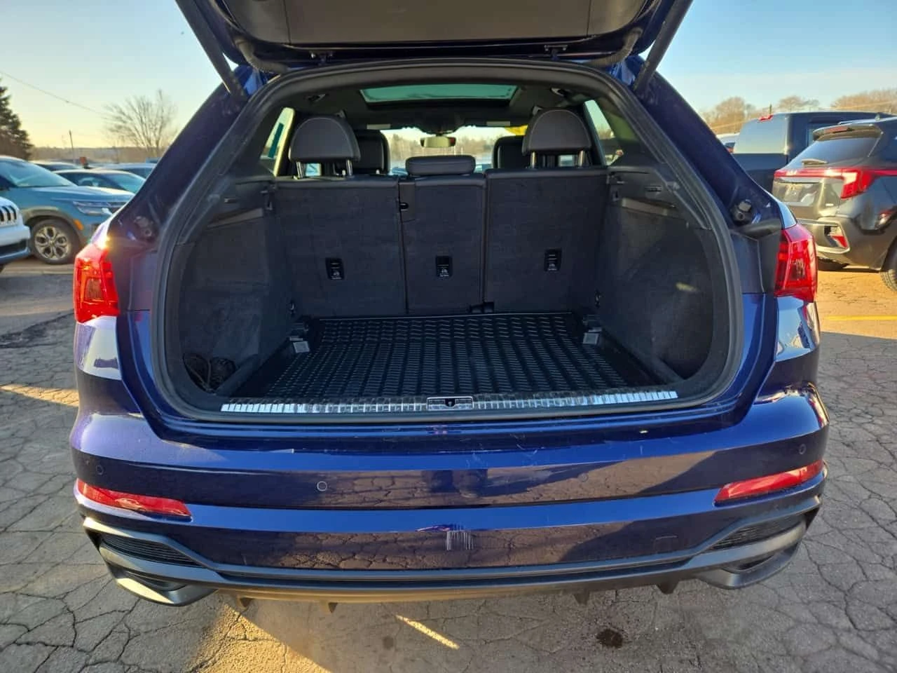 Audi Q3 * TECHNIK * PANO * 360 * CARFAX * ПОДГРЕВИ, снимка 14 - Автомобили и джипове - 54001000