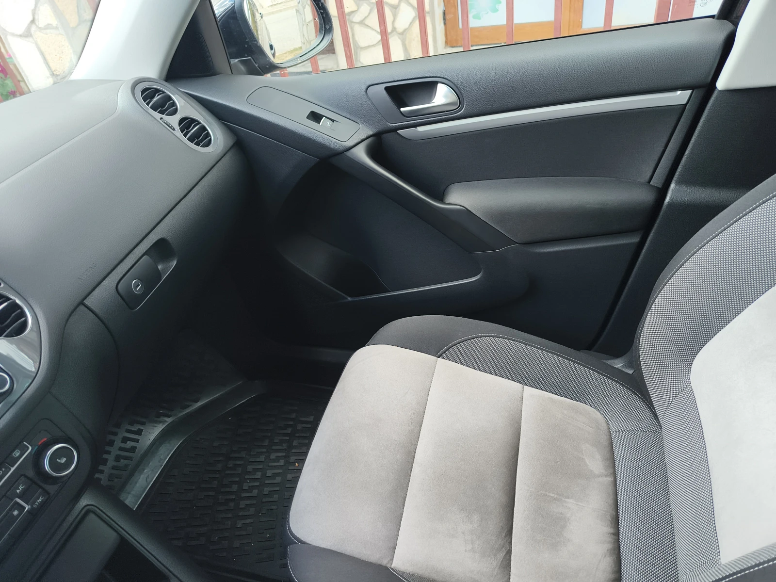 VW Tiguan Typ 5N, снимка 15 - Автомобили и джипове - 56553010