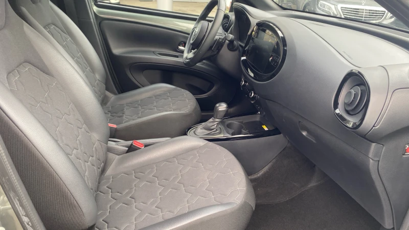 Toyota Aygo X Envy, AT, Bi-tone, снимка 10 - Автомобили и джипове - 52479233