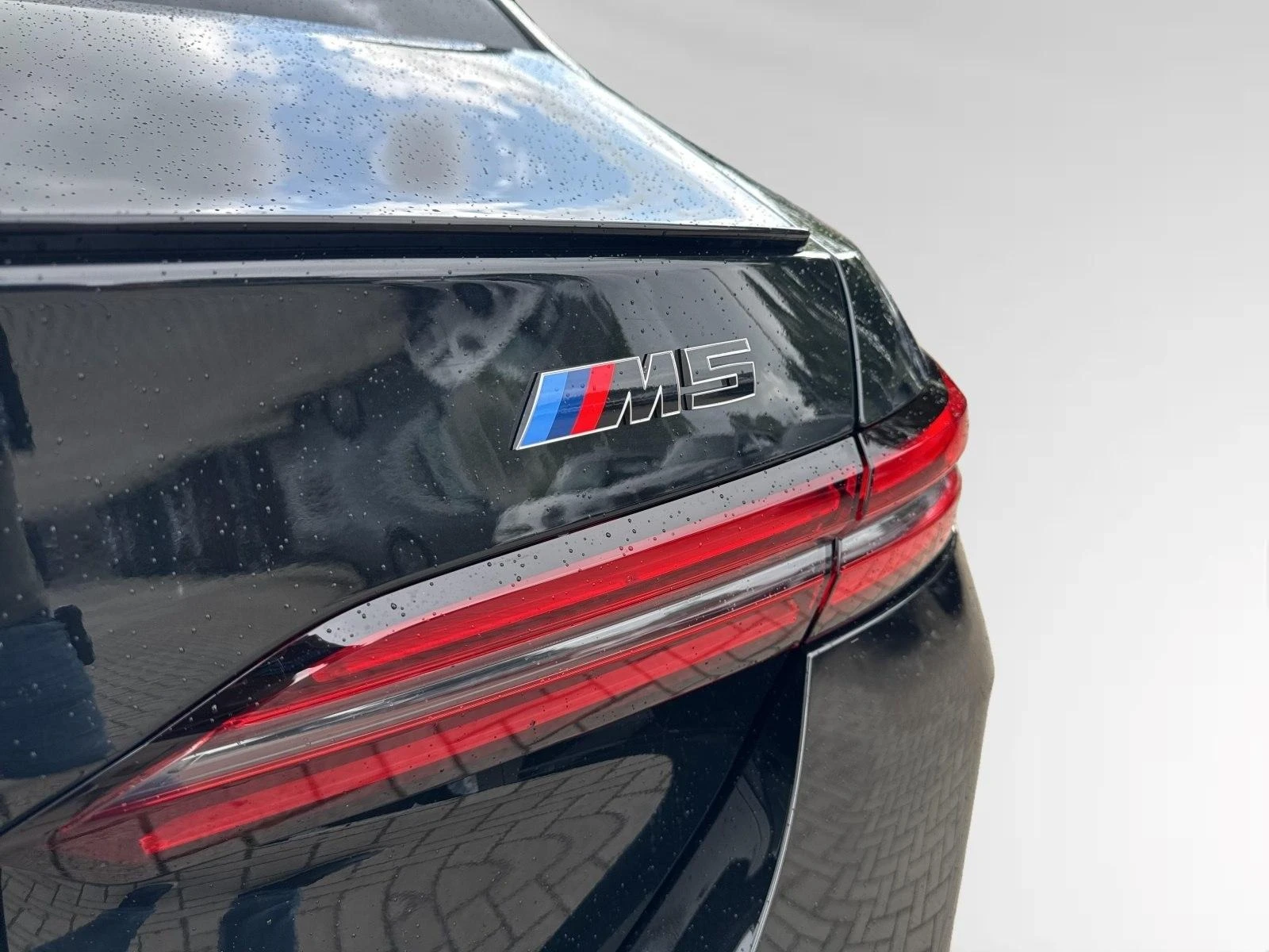 BMW M5 HYBRID CARBON B&W HEAD UP 360 ICONIC-GLOW PANO - изображение 8