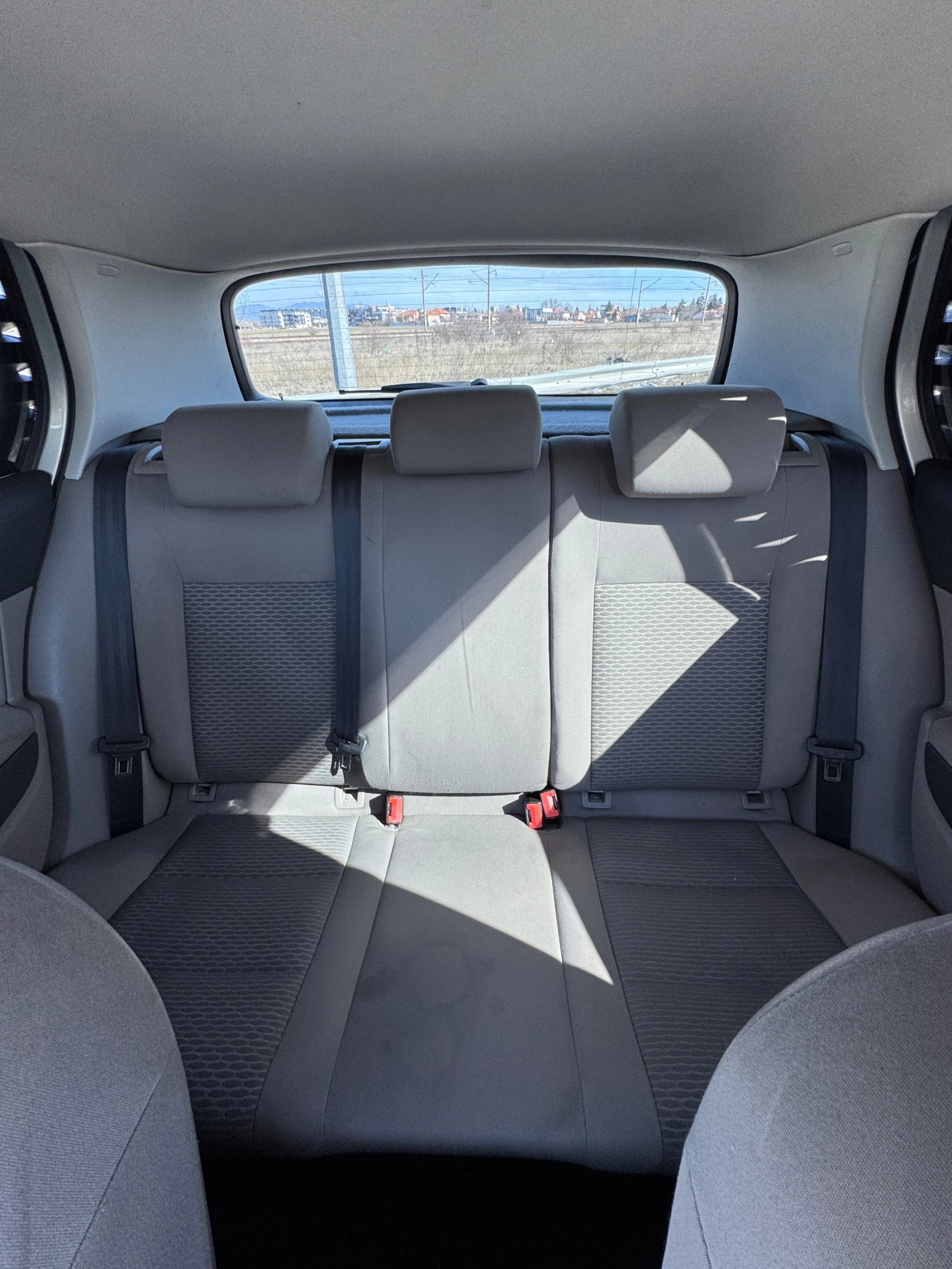 VW Golf 1.6 TDI, снимка 15 - Автомобили и джипове - 53772561