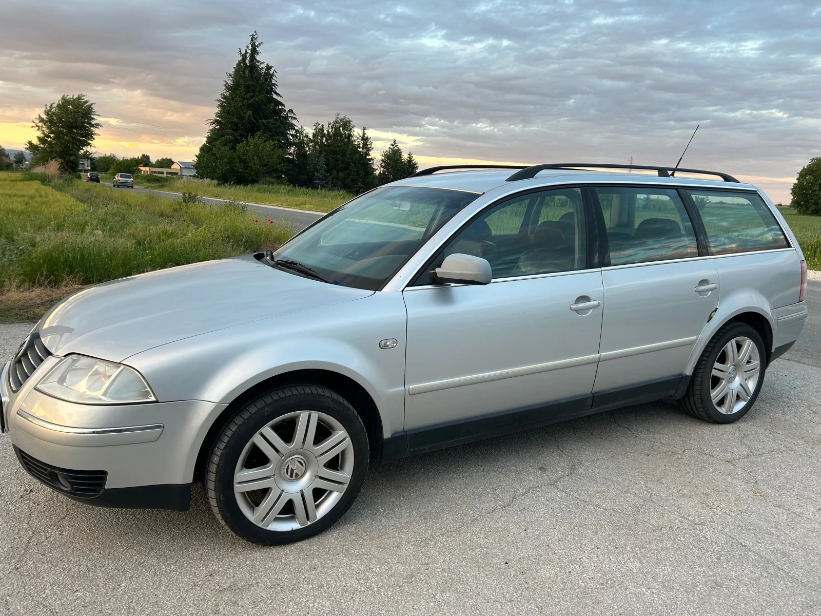 VW Passat 1.9 TDI АЛКАНТАРА/ПОДГРЕВ, снимка 4 - Автомобили и джипове - 54601362