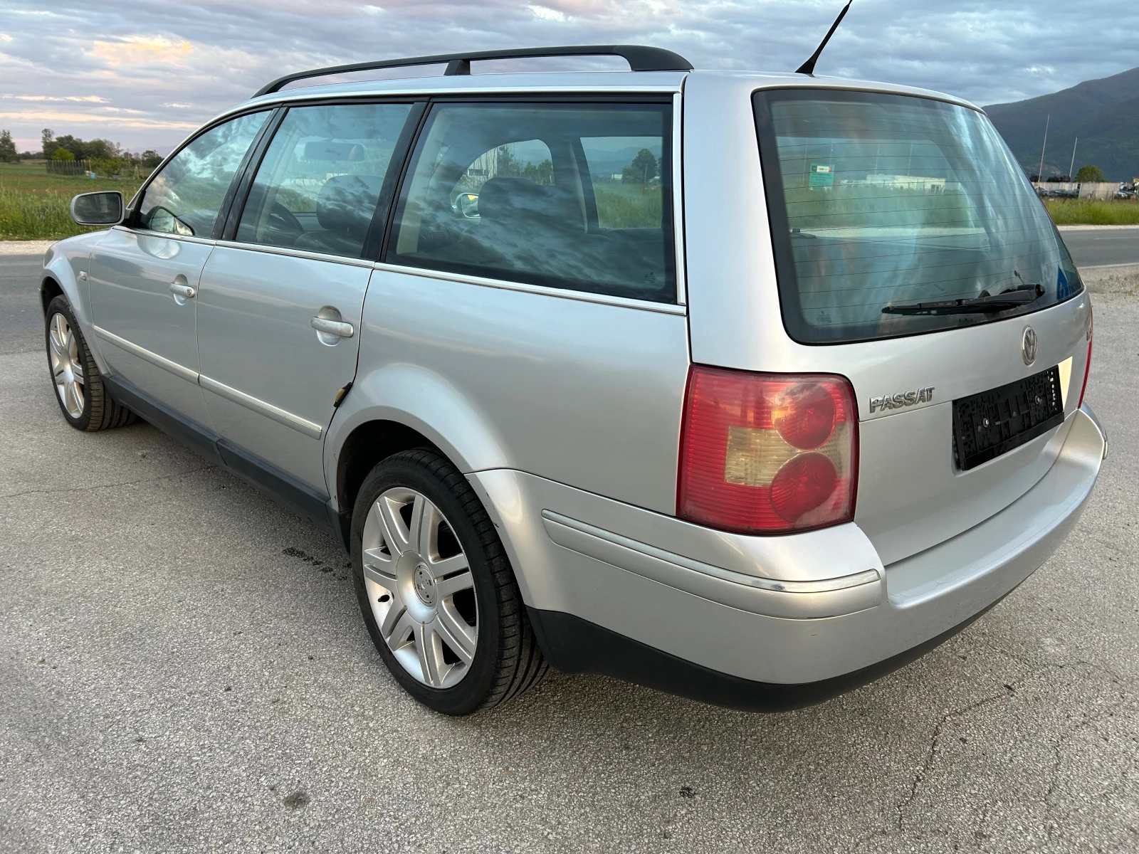 VW Passat 1.9 TDI АЛКАНТАРА/ПОДГРЕВ, снимка 7 - Автомобили и джипове - 54601362