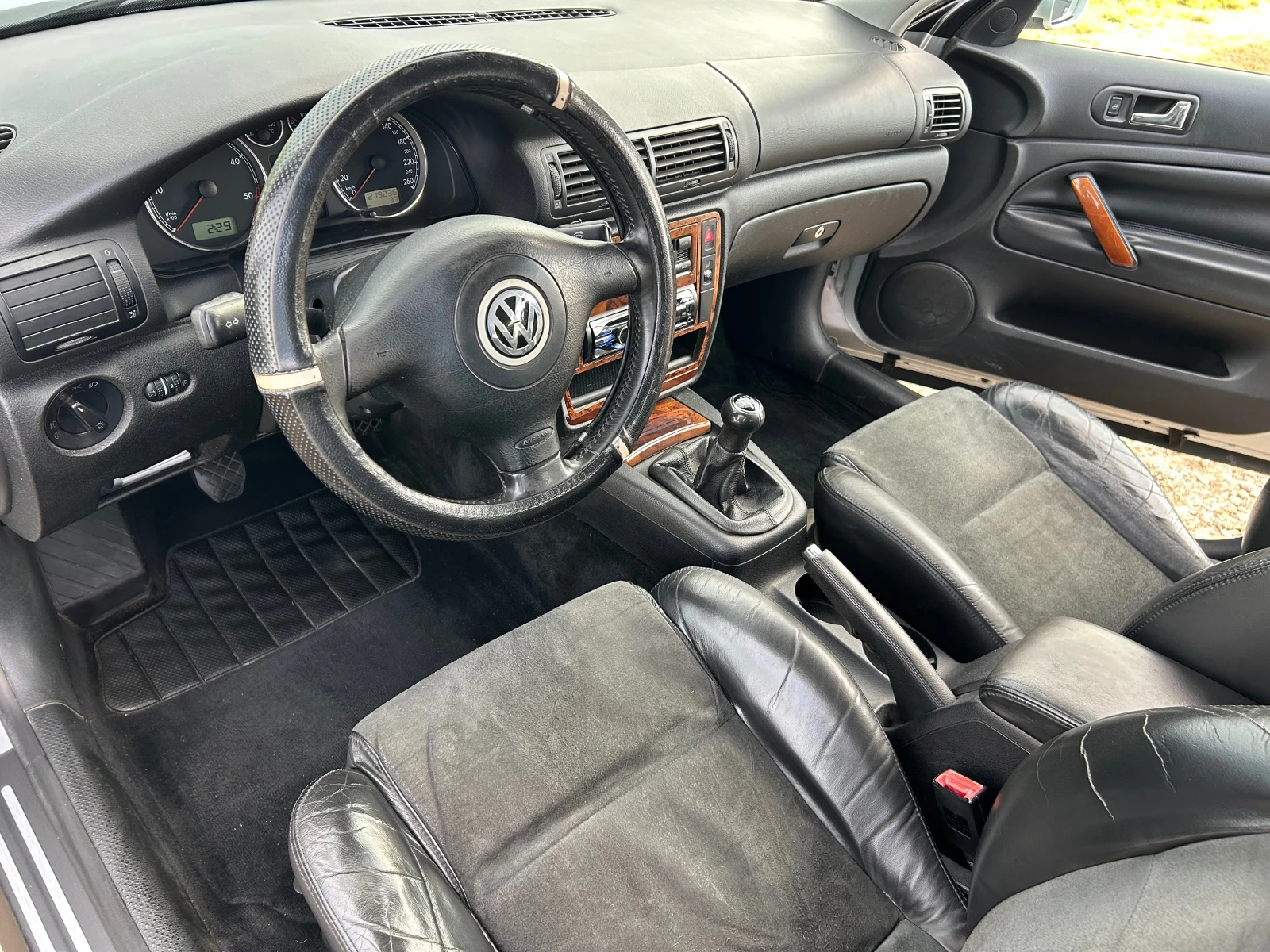 VW Passat 1.9 TDI АЛКАНТАРА/ПОДГРЕВ, снимка 11 - Автомобили и джипове - 54601362