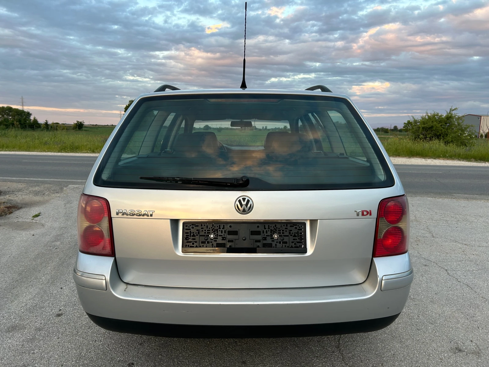 VW Passat 1.9 TDI АЛКАНТАРА/ПОДГРЕВ, снимка 8 - Автомобили и джипове - 54601362