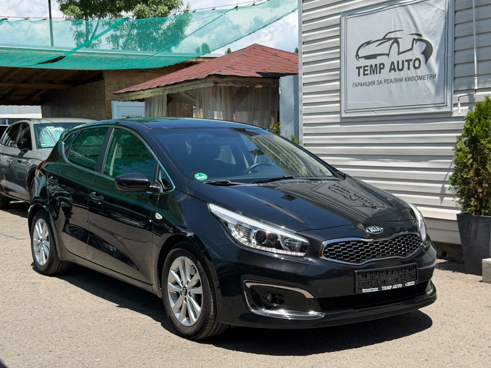 Kia Ceed 1.4i* 100к.с.* С ПЪЛНА СЕРВИЗНА ИСТОРИЯ , снимка 3 - Автомобили и джипове - 54946265