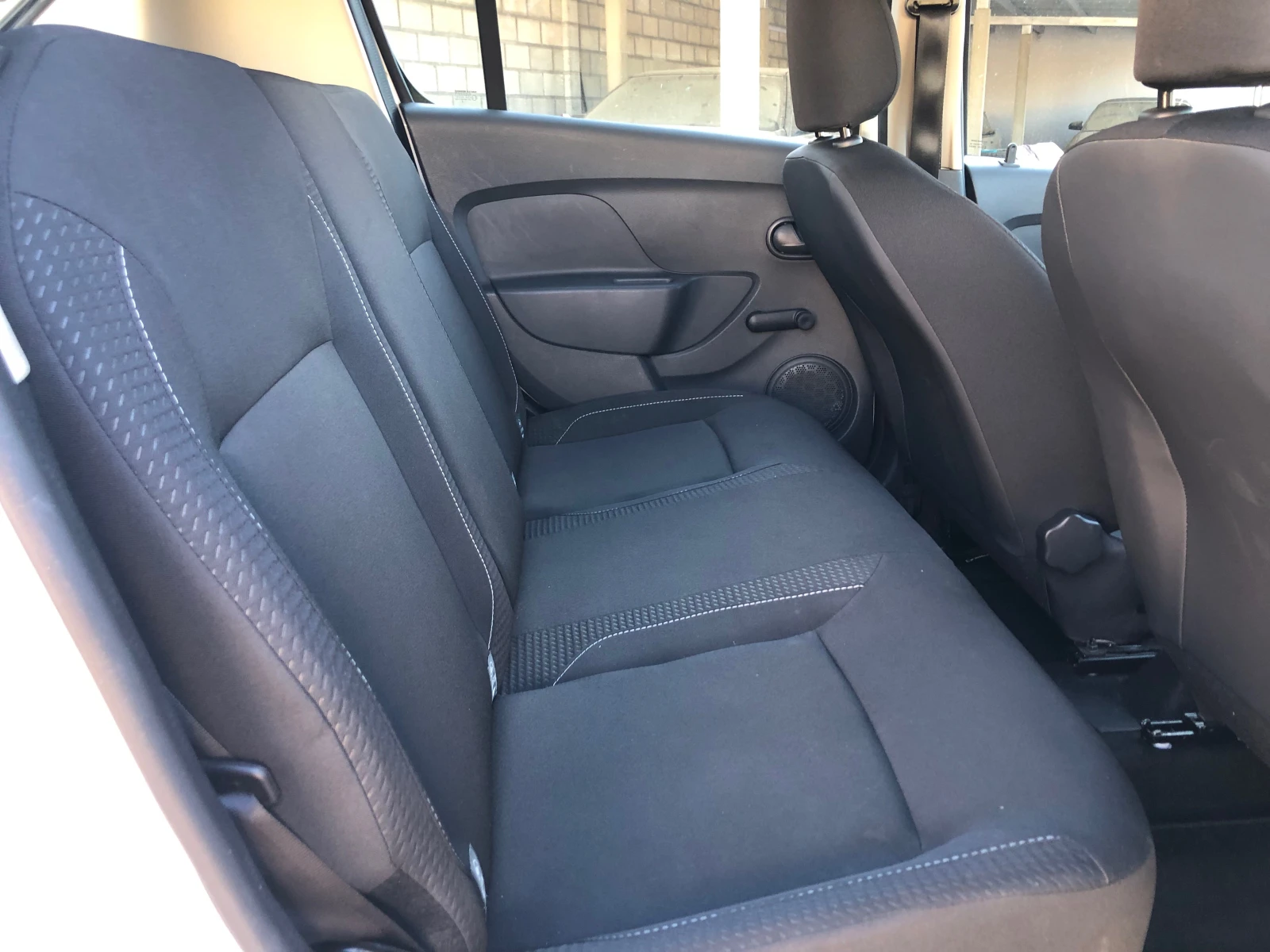 Dacia Sandero 8378km!!!, снимка 11 - Автомобили и джипове - 56355672