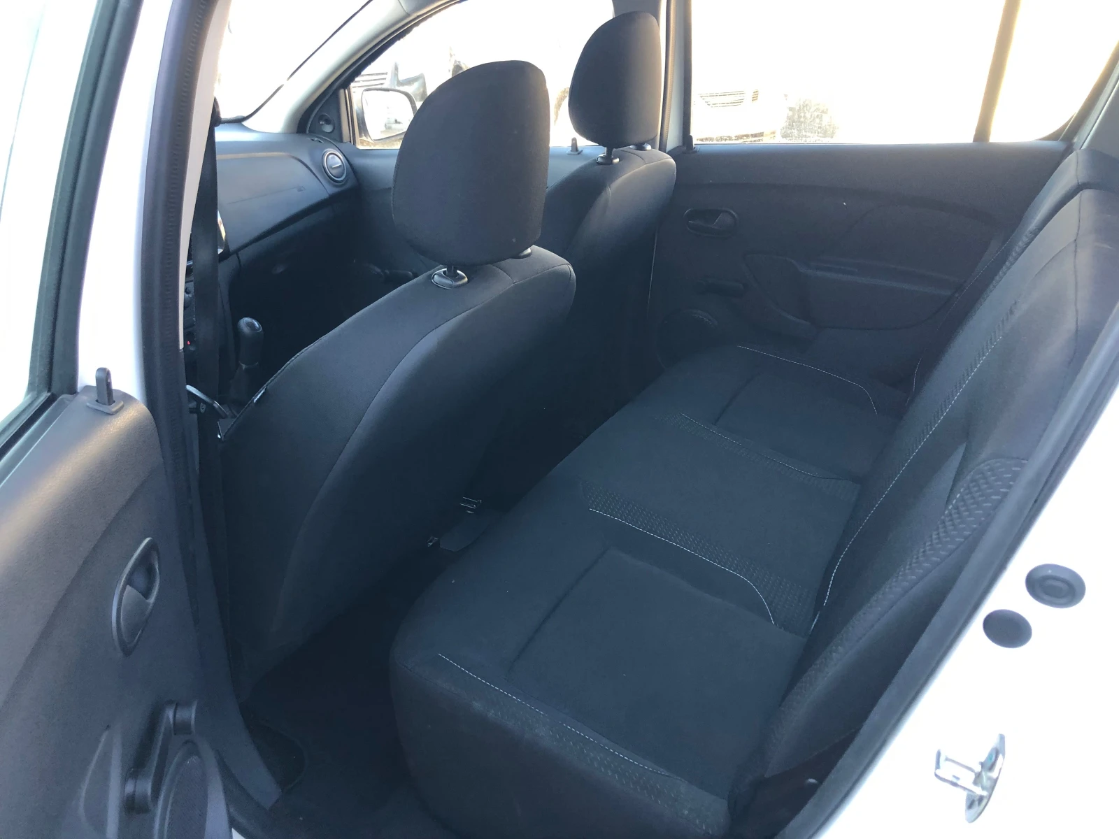 Dacia Sandero 8378km!!!, снимка 13 - Автомобили и джипове - 56355672