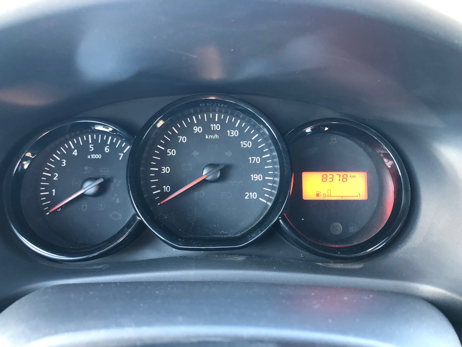 Dacia Sandero 8378km!!!, снимка 16 - Автомобили и джипове - 56355672