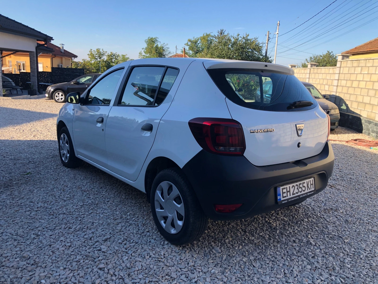 Dacia Sandero 8378km!!!, снимка 4 - Автомобили и джипове - 56355672