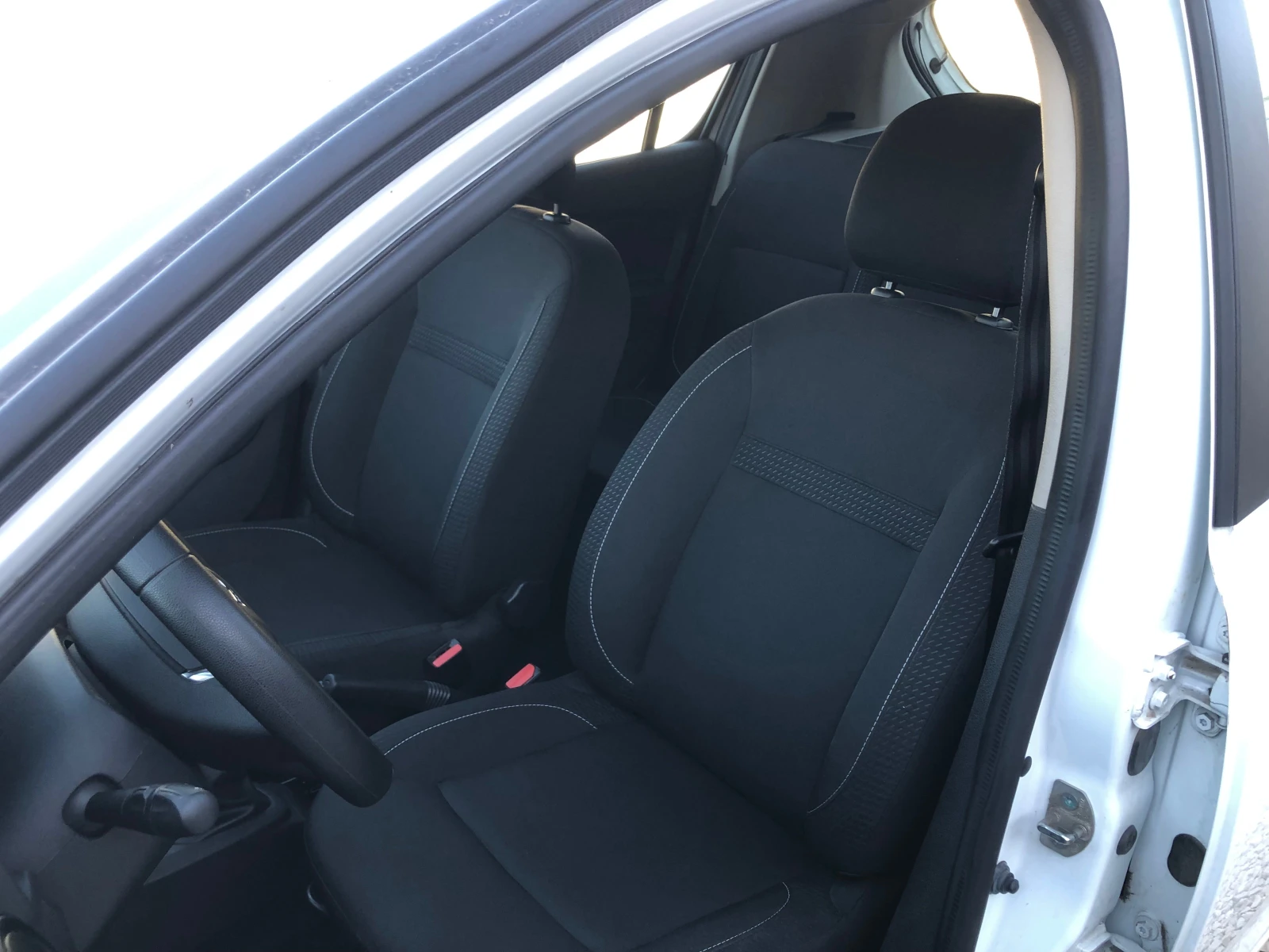 Dacia Sandero 8378km!!!, снимка 15 - Автомобили и джипове - 56355672