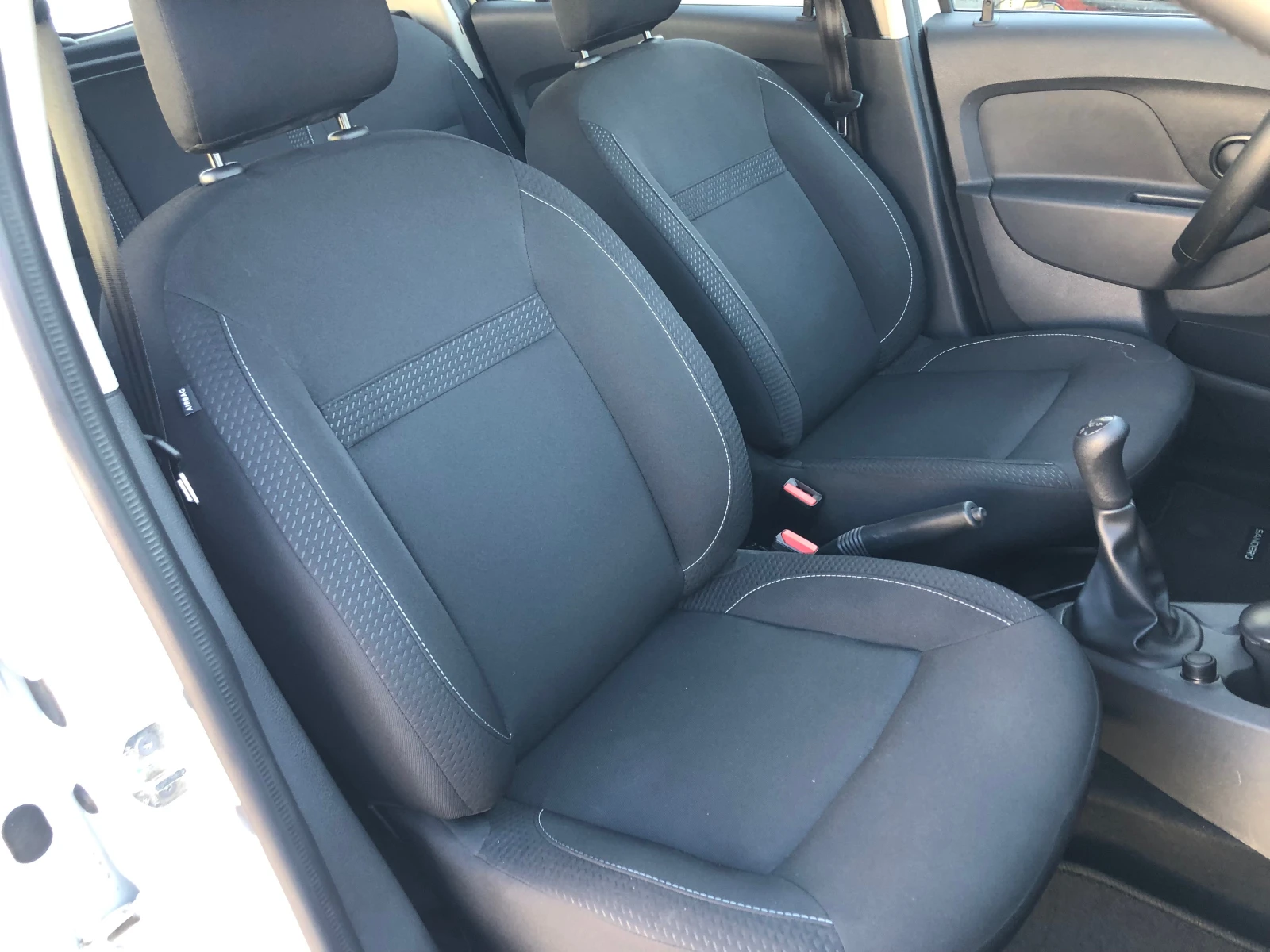Dacia Sandero 8378km!!!, снимка 9 - Автомобили и джипове - 56355672