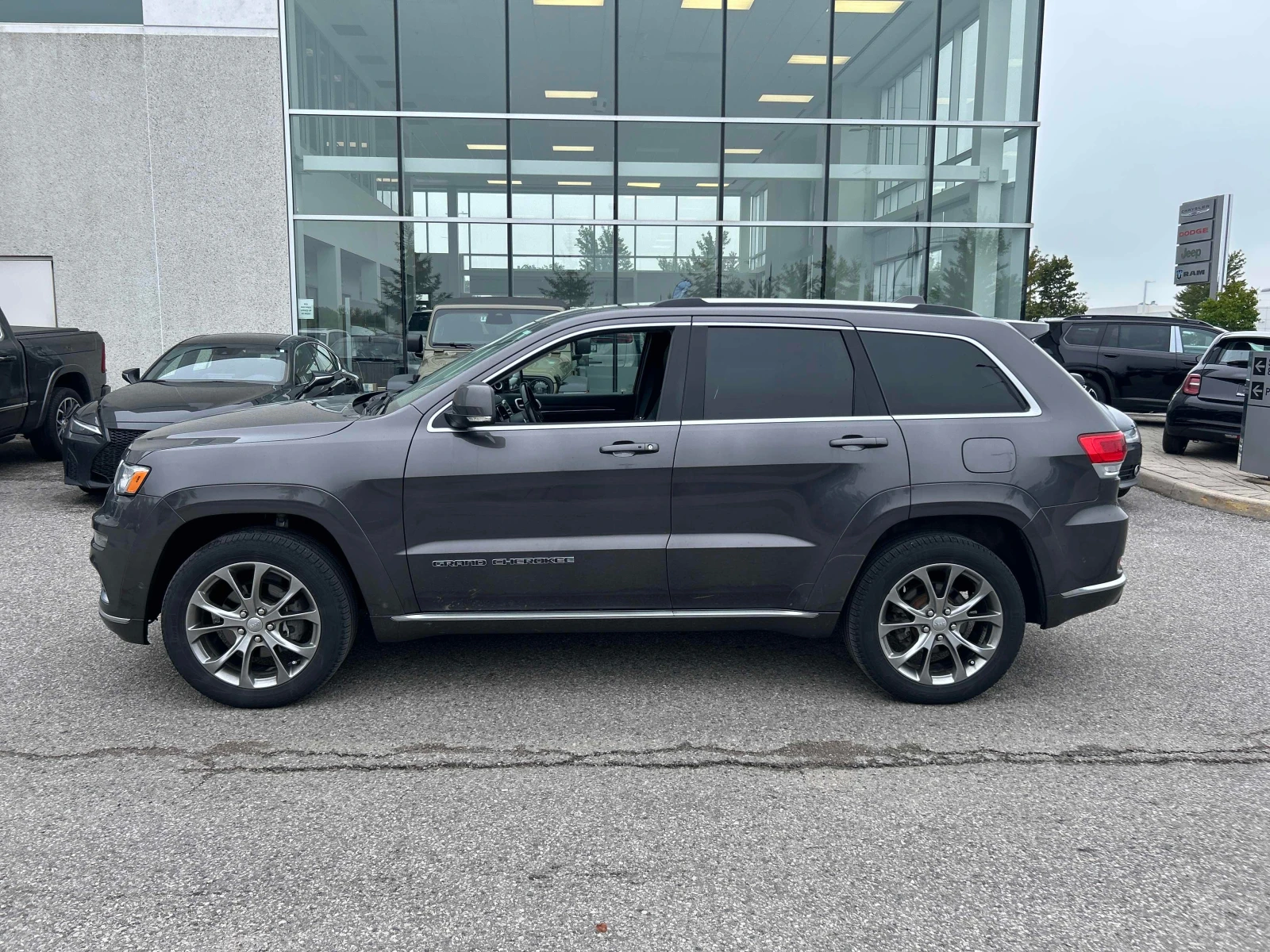 Jeep Grand cherokee * Summit * CARFAX * ОПЦИЯ ЗА ФИНАНСИРАНЕ , снимка 2 - Автомобили и джипове - 55988969