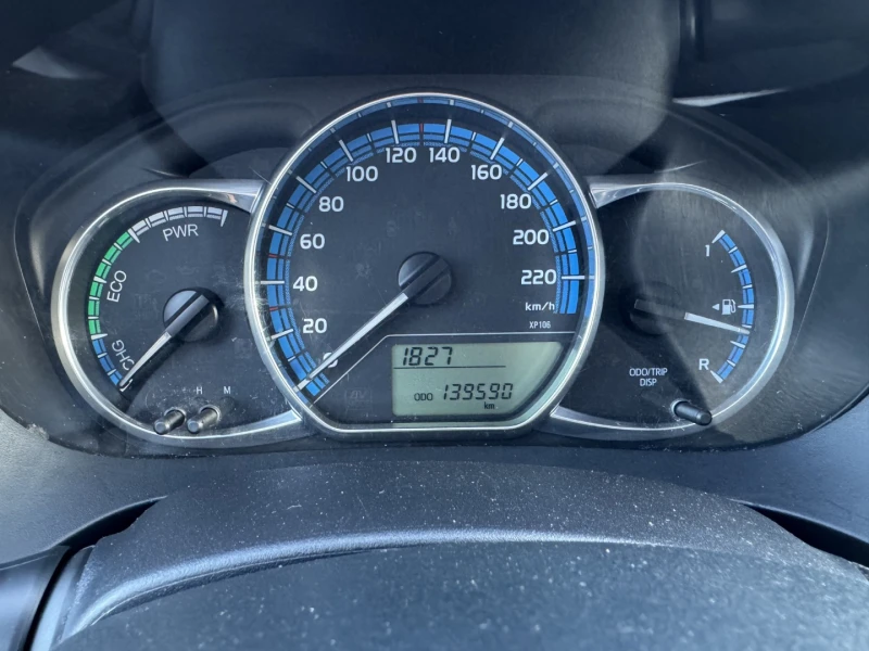 Toyota Yaris 1.5i Hybrid, снимка 11 - Автомобили и джипове - 51620503