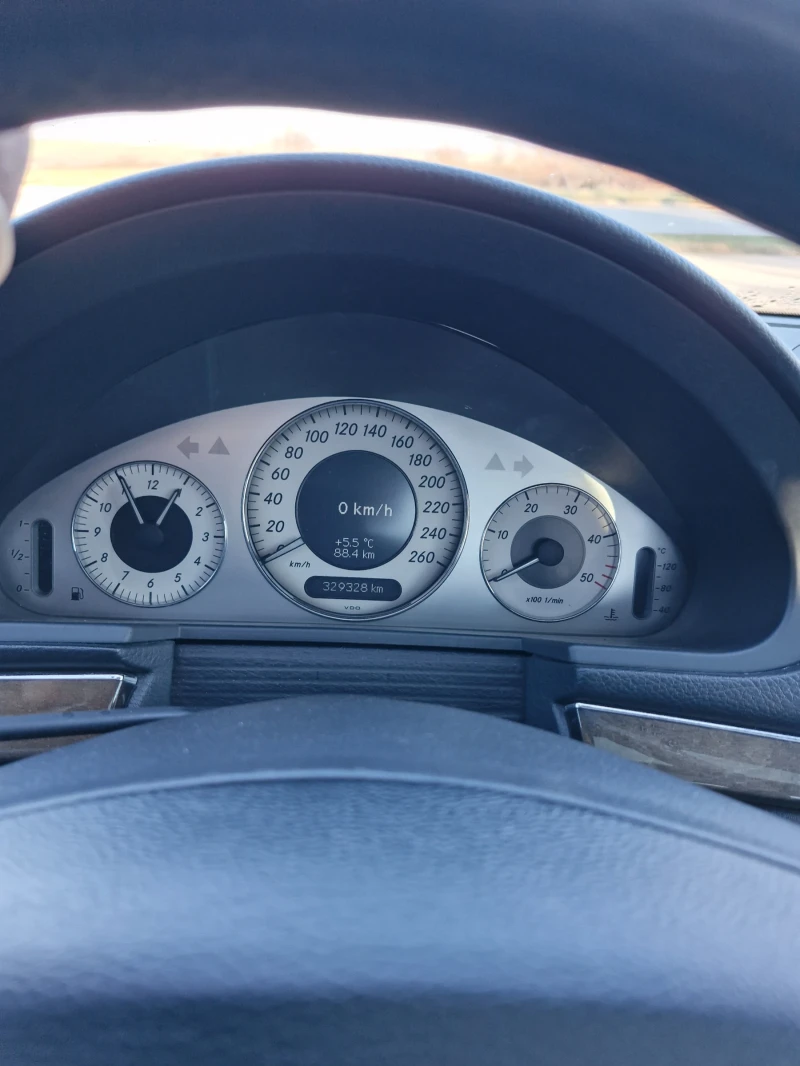 Mercedes-Benz E 270, снимка 7 - Автомобили и джипове - 52656732