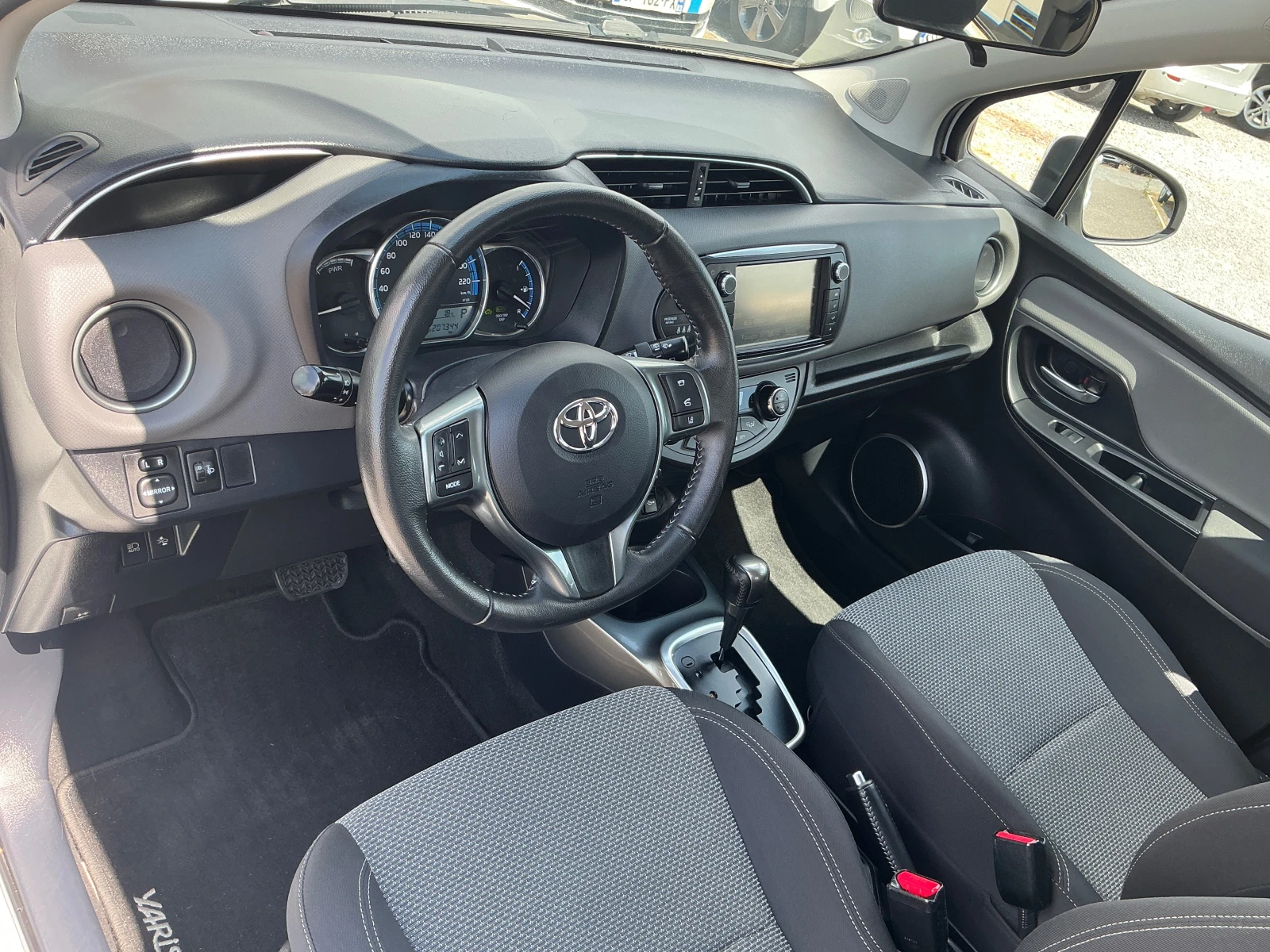 Toyota Yaris 1.5 HYBRID, снимка 13 - Автомобили и джипове - 55182310