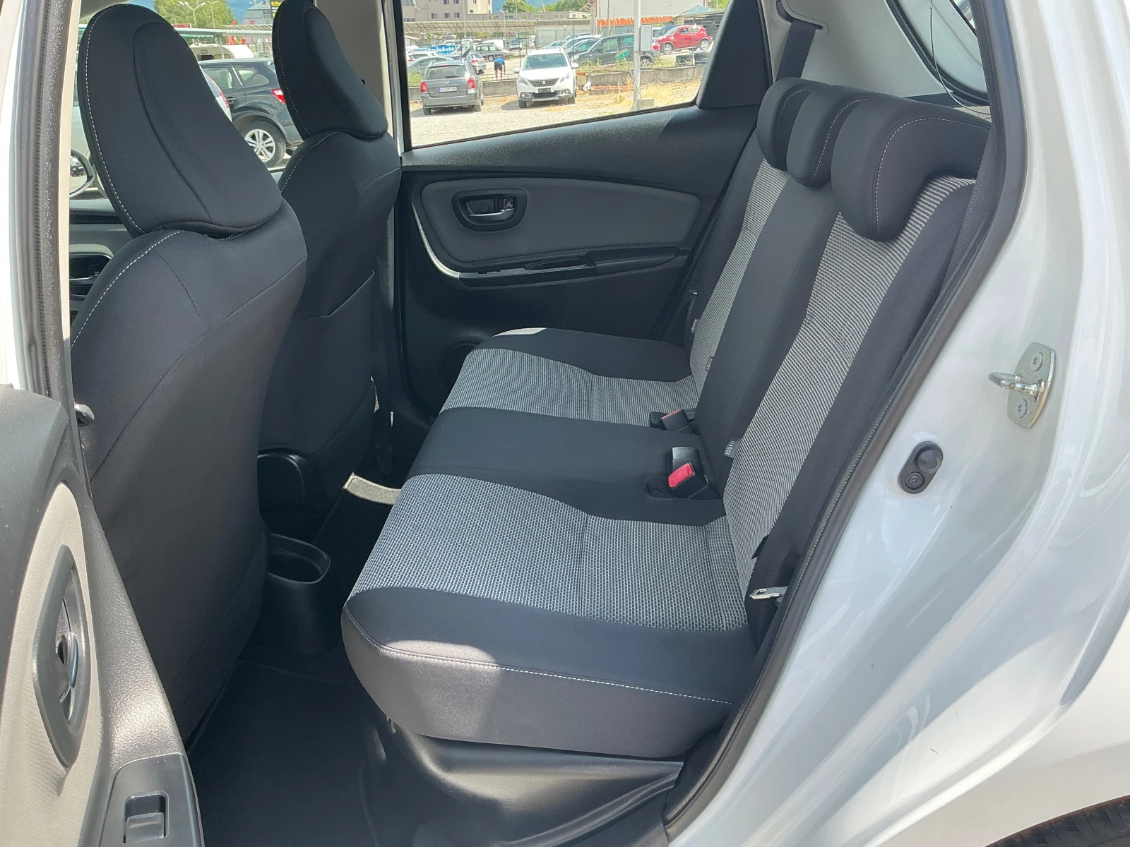 Toyota Yaris 1.5 HYBRID, снимка 17 - Автомобили и джипове - 55182310
