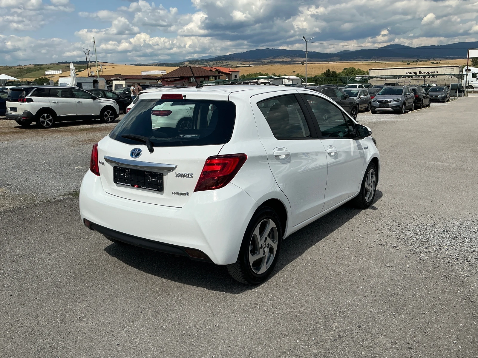 Toyota Yaris 1.5 HYBRID, снимка 8 - Автомобили и джипове - 55182310