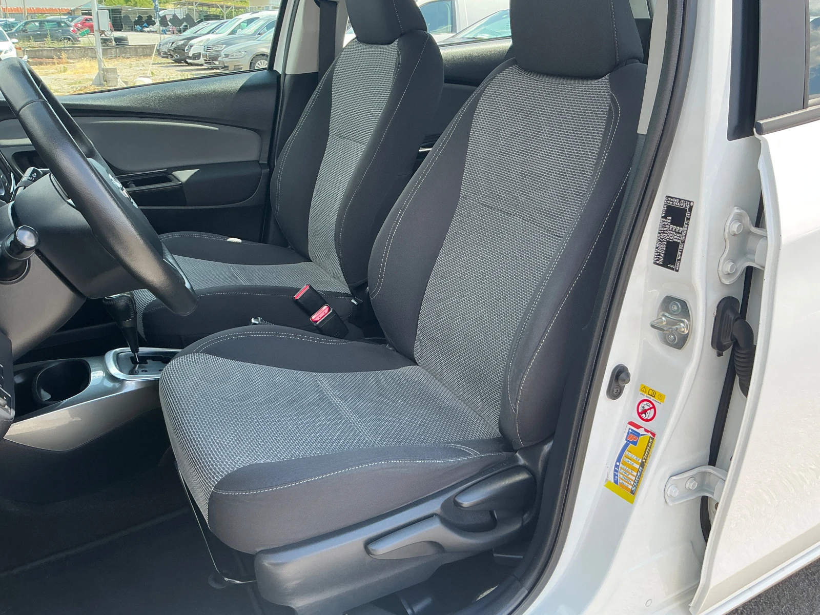 Toyota Yaris 1.5 HYBRID, снимка 14 - Автомобили и джипове - 55182310